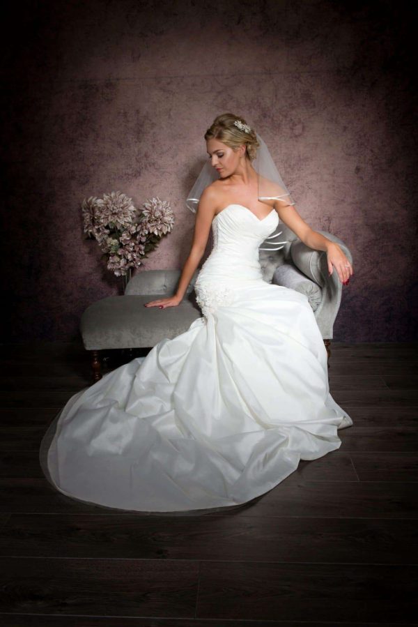 Pretty bride wearing pretty elbow length ribbon edge veil
