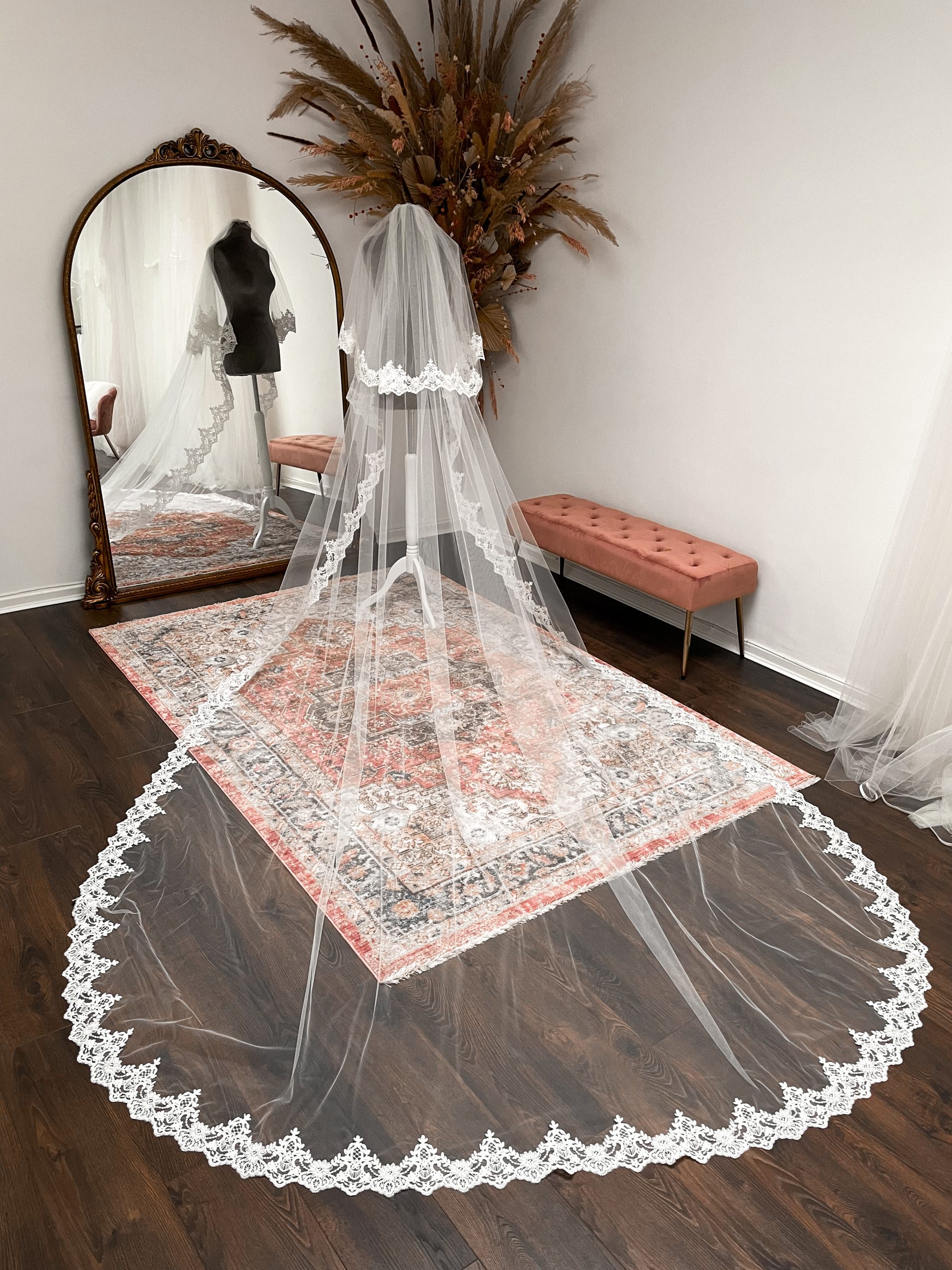 3.5m long veil with Elizabeth lace trim 3.5m long veil with Elizabeth lace trim