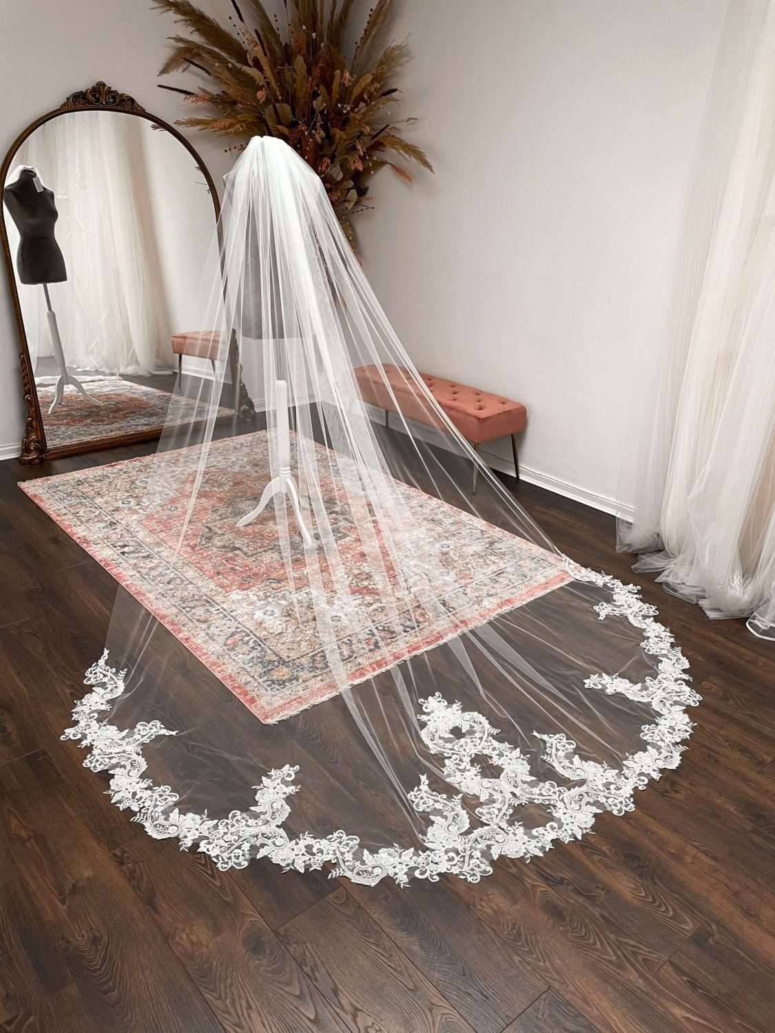 Veil with scrolling lace motifs Veil with scrolling lace motifs