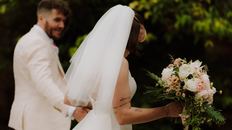 Real Wedding | A Fabulous Short Ivory Veil for Bride Nicole